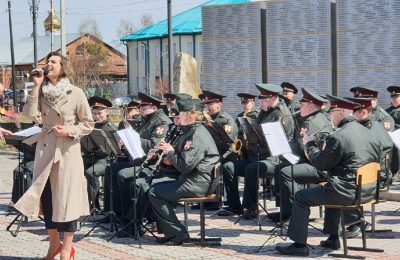 Военный духовой оркестр выступил в Чулыме (видео)