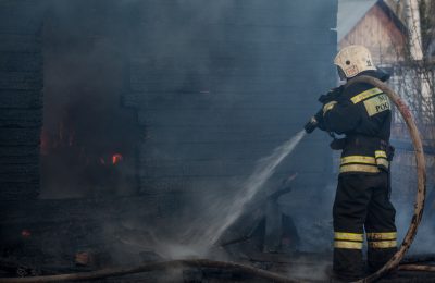В Чулыме горел заброшенный дом