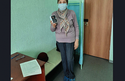 Сотовый телефон за вакцинацию получила пенсионерка из Чулыма