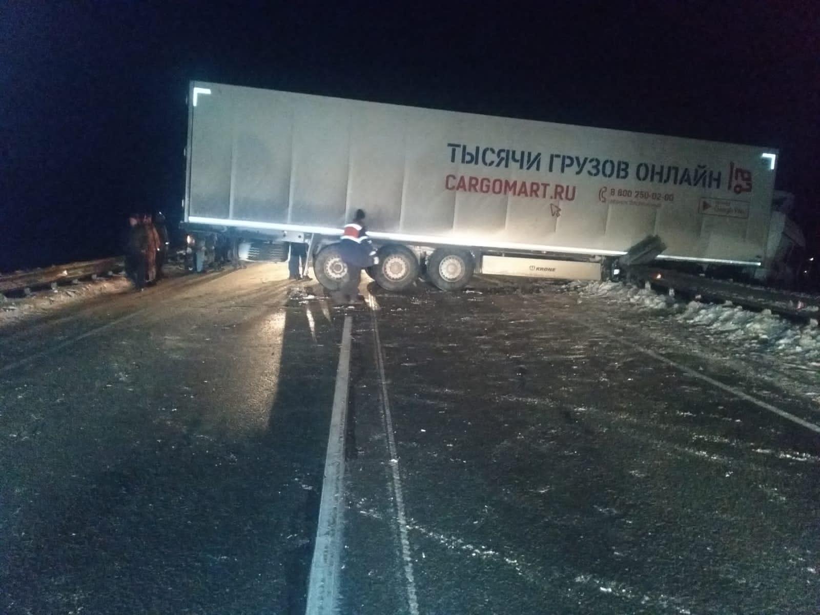 Попавшая в ДТП фура перекрыла движение на трассе возле Кокошино -