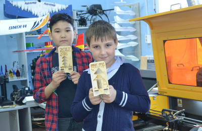 Делать сувениры с помощью лазерного станка учатся воспитанники Дома детского творчества