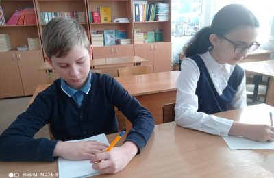 Ученики первой школы написали письма солдатам Российской Армии