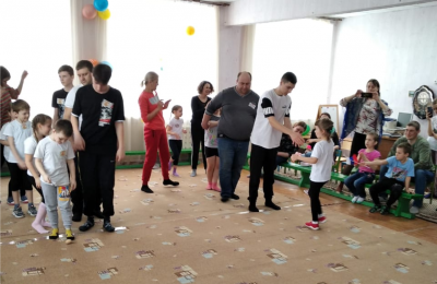 Соревнования для детей и родителей провели в детском саду «Улыбка»