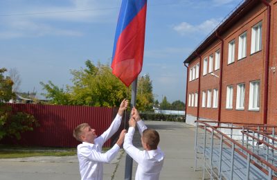 В школах Чулымского района подняли государственные флаги