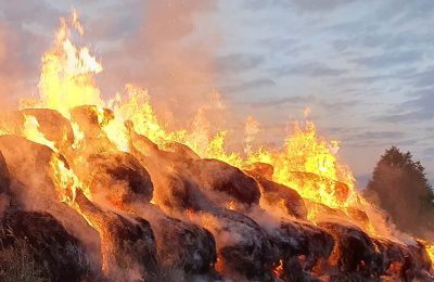 22 тюка сена сгорело в Осиновке из-за неисправной техники