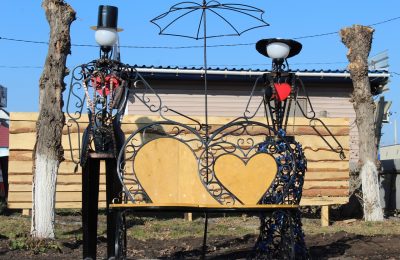 Скамья любви появилась возле Молодёжного центра в Чулыме