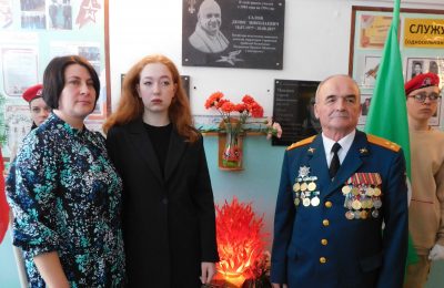 В Серебрянской школе открыли мемориальную доску в честь Дениса Салова, погибшего в Сирии