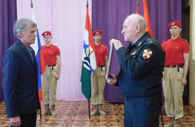 Генерал-майор Попков вручил юнамейцам свидетельство о присвоении отряду имени Героя
