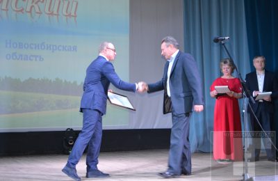 Юрий Петухов вручил награды губернатора жителям Чулымского района