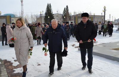 Накануне Дня защитника Отечества чулымцы возложили цветы к памятникам в парке Победы
