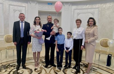Замгубернатора Сергей Нелюбов поздравил многодетную семью военнослужащего с годовщиной свадьбы
