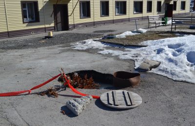 Ёлкой и ленточкой огородили опасную яму на переулке Иткульском