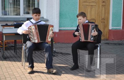 Концертный зал на перроне устроили юные музыканты в Чулыме