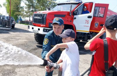 Экскурсию в пожарную часть провели для детей из первой школы