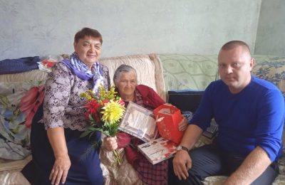 Долгожительницу из Кабинетного поздравили с 90-летием
