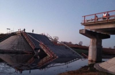 В Базово обрушился мост через реку Карасук