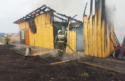 Хозпостройки сгорели из-за проблем с электрооборудованием в Чулыме