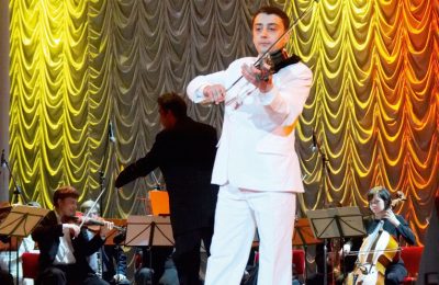 Известный скрипач Давид Агинян дал несколько благотворительных концертов в Чулымском районе
