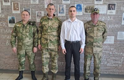 Волонтёры передали Чулымскому лицею благодарность за помощь от воинов СВО
