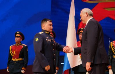 Губернатор Андрей Травников вручил государственные награды героям СВО