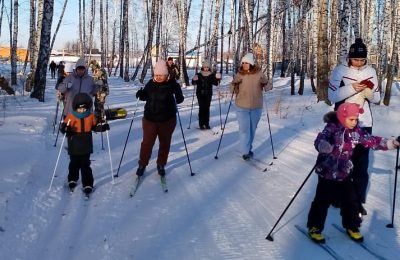 Лыжную прогулку с родителями организовали в детском саду «Улыбка»