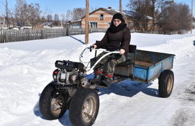 Соцпомощь на мотоблоке развозит жительница Куликовки
