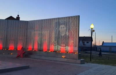 На монументе в чулымском парке Победы высветились портреты Бессмертного полка