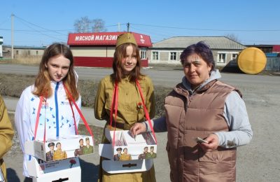 Георгиевские ленточки и красные гвоздики раздают чулымцам перед Днём Победы