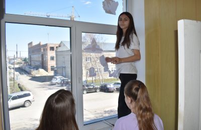Активисты Движения Первых украсили окна чулымцев ко Дню Победы