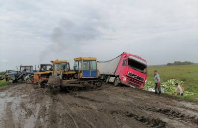 В Чулымском районе перевернулась фура с арбузами