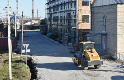 Переулок возле новой поликлиники в Чулыме отсыпали щебнем