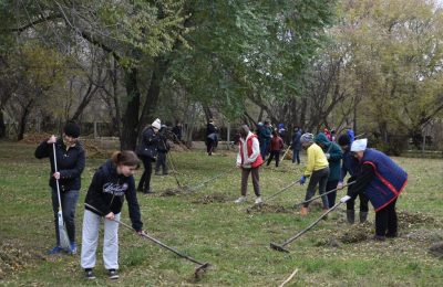 Осенний субботник устроили в большеникольской школе