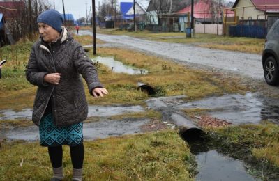 На соседей, сливающих нечистоты в канаву, пожаловалась жительница Чулыма