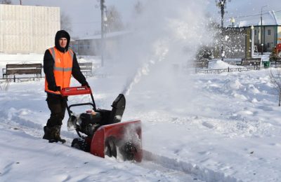 Лопата и другие орудия борьбы со снегом