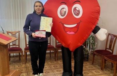 Многодетную семью чествовали в ЗАГСе в честь Дня матери