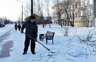 Пенсионер очищает от снега общественные скамейки в Чулыме