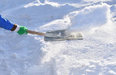 Новоиткульские школьники на каникулах помогали пожилым людям чистить снег