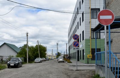 Где парковка? Чулымские водители массово игнорируют дорожные знаки возле поликлиники