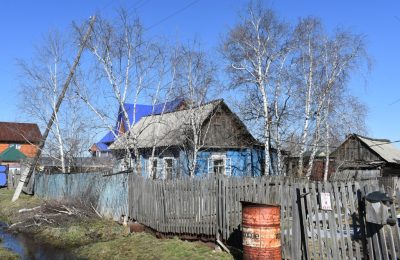 Столб на Матросова «повис» на проводах
