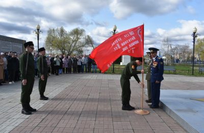 Студенты из Чулыма передали ветеранам Знамя Победы