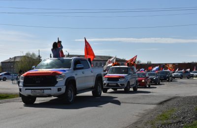 80 машин проехали колонной по Чулыму в праздничном автопараде