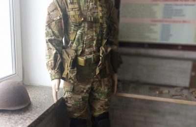 Родители погибшего солдата СВО подарили экспонат музею Чулымского лицея