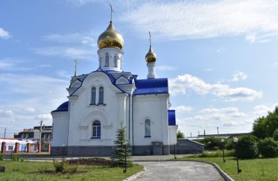 Студенты чулымского колледжа ухаживают за цветником у храма