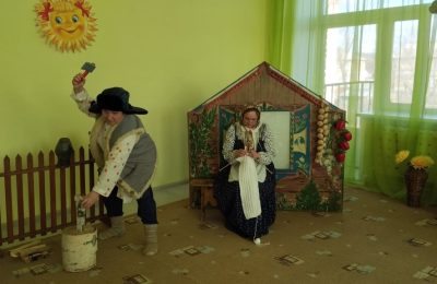 Сам себе режиссер, актер и костюмер. В чулымском детском саду действует театр