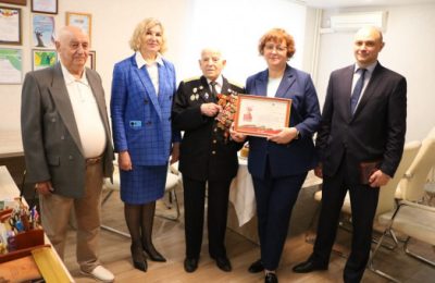 Памятный знак вручили ветерану войны и почетному жителю  Новосибирской области