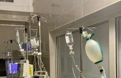 Осипший голос заразен: первый симптом найденного в Новосибирске ковида «Стратус» назвали врачи