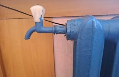 Зелёная вода бежит из кранов на улице Островского в Чулыме