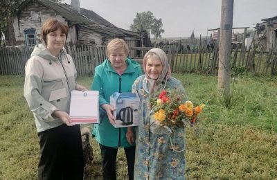 Соцработник поздравила юбиляршу из Сарыкамышки