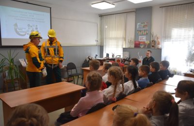 Пожарные-десантники рассказали школьникам о своей работе