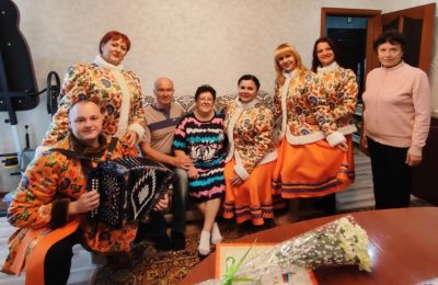 Артисты РДКД и районный совет ветеранов поздравили пенсионеров на дому